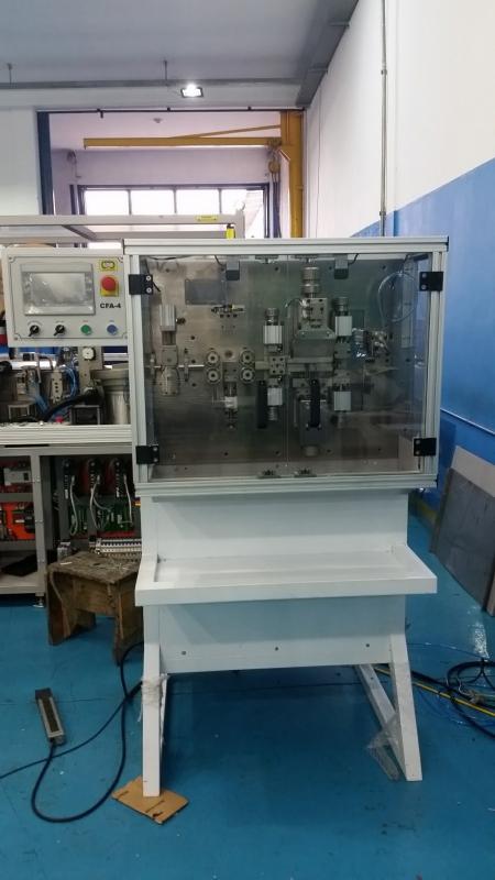 Máquina de cortar e decapar cabos