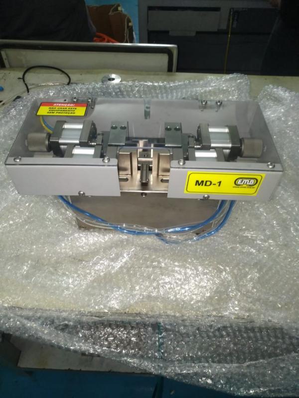 Máquina de corte e decapagem de fios