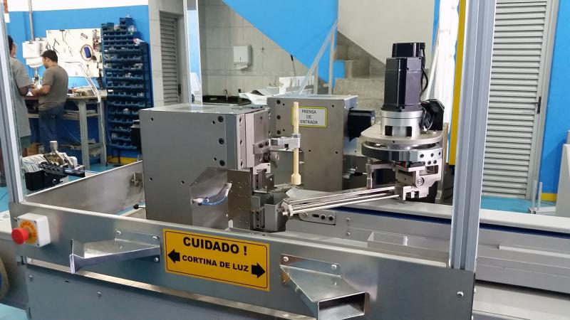 Máquina de decapagem e crimpagem